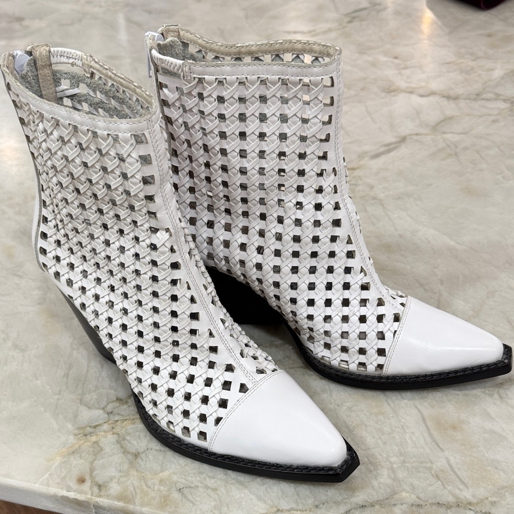 Jeffrey Campbell ankle boot, woven leather
Size-7
Heel - 2”
Condition-Very Good